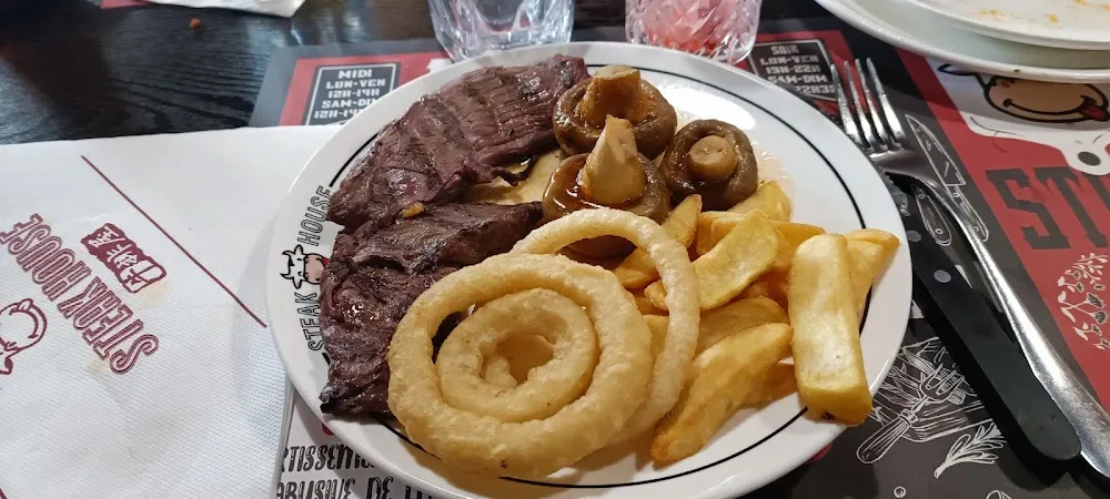 Bavette Accompagnés de Champignons À la Sauce Aigre Douce Frites Et Oignons