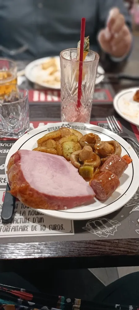 Pommes de Terres Sautées Champignons À la Sauce Aigre Douce Et Jambon À la Coupe